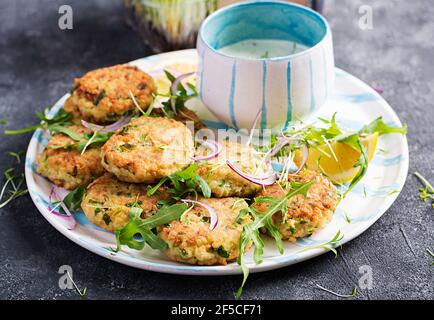 Hausgemachte Fischcroquette mit weißem Fisch, Bulgur, Spinat und Semmelbröseln. Krapfen aus gehacktem Kabeljau. Stockfoto