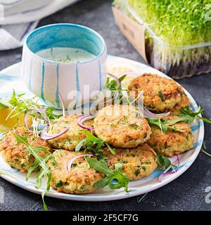 Hausgemachte Fischcroquette mit weißem Fisch, Bulgur, Spinat und Semmelbröseln. Krapfen aus gehacktem Kabeljau. Stockfoto
