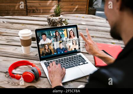 Rückansicht eines geschäftsmanns aus lateinamerika, der mit ihrem Mexikaner spricht Kollegen in der Videokonferenz Business-Team mit Laptop für ein Online-Meeting in Videoanruf wo Stockfoto