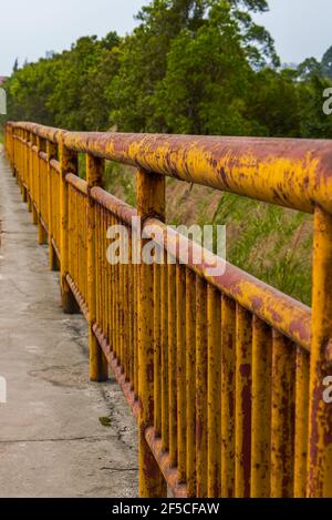 Nahaufnahme des rostrosen Industriezauns Stockfoto