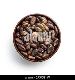 Geröstete Kakaobohnen in Schale isoliert auf weißem Hintergrund. Stockfoto
