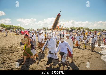 Sanur Beach melasti Ceremony 2015-03-18, Melasti ist eine hinduistische balinesische Reinigungszeremonie und Ritual, vor dem Nyepi-Tag (stiller Tag) Stockfoto