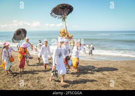 Sanur Beach melasti Ceremony 2015-03-18, Melasti ist eine hinduistische balinesische Reinigungszeremonie und Ritual, vor dem Nyepi-Tag (stiller Tag) Stockfoto