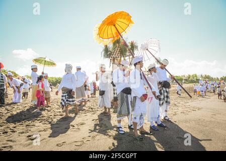 Sanur Beach melasti Ceremony 2015-03-18, Melasti ist eine hinduistische balinesische Reinigungszeremonie und Ritual, vor dem Nyepi-Tag (stiller Tag) Stockfoto