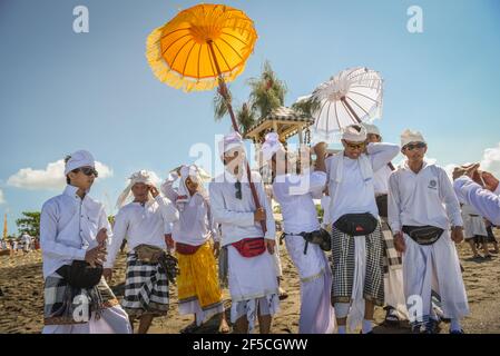 Sanur Beach melasti Ceremony 2015-03-18, Melasti ist eine hinduistische balinesische Reinigungszeremonie und Ritual, vor dem Nyepi-Tag (stiller Tag) Stockfoto