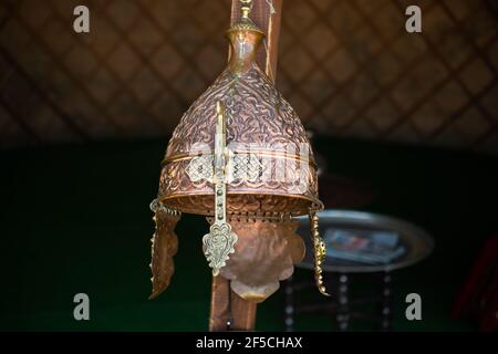 Dekorative Helme von Kriegern der Türkischen Osmanischen Reich Stockfoto