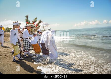 Sanur Beach melasti Ceremony 2015-03-18, Melasti ist eine hinduistische balinesische Reinigungszeremonie und Ritual, vor dem Nyepi-Tag (stiller Tag) Stockfoto