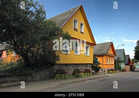 Geographie / Reisen, Litauen, Baltikum, Trakei, Hausreihe, Typisch mehrfarbig bemaltes Holz h, Zusatz-Rechte-Freigabe-Info-nicht-lieferbar Stockfoto