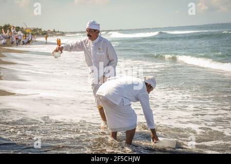 Sanur Beach melasti Ceremony 2015-03-18, Melasti ist eine hinduistische balinesische Reinigungszeremonie und Ritual, vor dem Nyepi-Tag (stiller Tag) Stockfoto