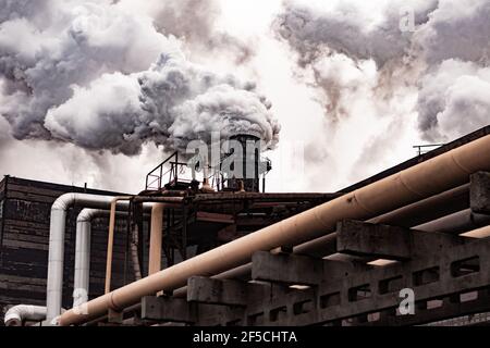 Starker Rauch aus metallurgischen Anlagen. Rohre und Produktionsanlagen. Stockfoto