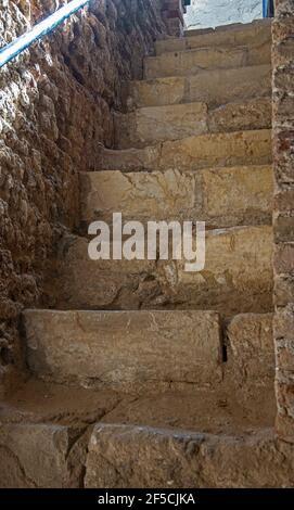 Alte alte Steintreppe Eingang in Ottomane Periode fort mit Sonnenstrahl bei El Quseir Ägypten Stockfoto