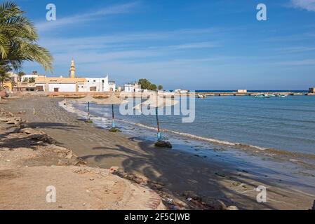 Landschaftsansicht von verlassenen leeren Strand an der Küste Badeort Stadt in ägypten afrika Stockfoto