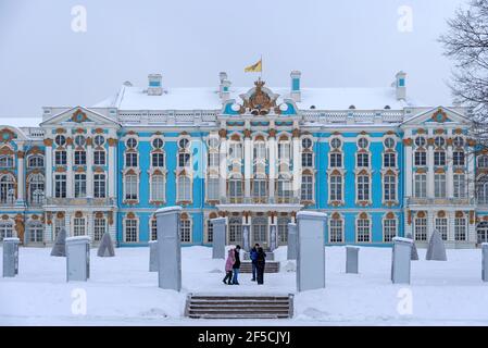 Tsarskoye Selo, Sankt-Petersburg, Russland – 16. Februar 2021: Familie mit Kindern spazieren im Katharinenpark in der Nähe des Katharinenpalastes im Winter Stockfoto