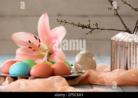 Frohe ostern gefärbte Eier mit Blume und Zweig Stockfoto