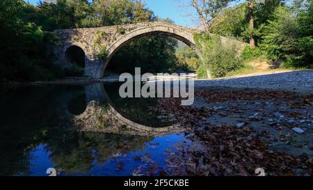 Alte Steinbrücke Kaber Aga, Zagoritikos Fluss, Zagori, Epirus, Griechenland Stockfoto