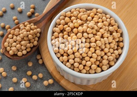 Schüssel mit Sojabohnen. Detail von Holzlöffel und Bambus-Unterstützung. Stockfoto