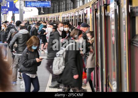 Berlin, Deutschland. März 2021, 25th. Passagiere mit Gesichtsmasken werden von einer S-Bahn an einem Bahnhof in Berlin, der Hauptstadt Deutschlands, am 25. März 2021 gesehen. Die täglichen COVID-19-Infektionen in Deutschland stiegen stark an, da innerhalb eines Tages 22.657 neue Fälle registriert wurden, etwa 5.100 mehr als eine Woche zuvor, sagte das Robert Koch-Institut (RKI) am Donnerstag. Die siebentägige COVID-19-Inzidenzrate des Landes stieg ebenfalls von 108,1 pro 100.000 Menschen am Vortag auf 113,3 Donnerstag, so die Bundesbehörde für Krankheitsbekämpfung und Prävention. Quelle: Stefan Zeitz/Xinhua/Alamy Live News Stockfoto