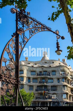 Reich verzierte Stadt Straßenlaterne in der Nähe von Gaudis Casa Milia in Eixample Viertel von Barcelona in der Region Katalonien in Spanien. Stockfoto