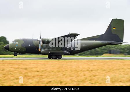 Ein Transall C-160 Militärtransportflugzeug der deutschen Luftwaffe. Stockfoto