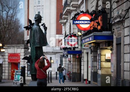 REDAKTIONELLE VERWENDUNG NUR EINE Schar von Modellraven kommt auf die Baker Street Station, um den Start des Supernatural Sherlock Holmes Dramas - The Irregulars auf Netflix, London zu feiern. Bilddatum: Freitag, 26. März 2021. Stockfoto