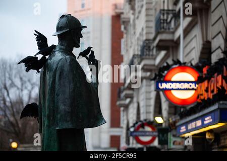 REDAKTIONELLE VERWENDUNG NUR EINE Schar von Modellraven kommt auf die Baker Street Station, um den Start des Supernatural Sherlock Holmes Dramas - The Irregulars auf Netflix, London zu feiern. Bilddatum: Freitag, 26. März 2021. Stockfoto