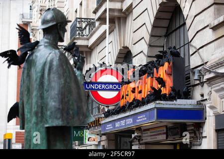 REDAKTIONELLE VERWENDUNG NUR EINE Schar von Modellraven kommt auf die Baker Street Station, um den Start des Supernatural Sherlock Holmes Dramas - The Irregulars auf Netflix, London zu feiern. Bilddatum: Freitag, 26. März 2021. Stockfoto