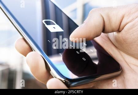 Code für Telefonsperre. Smartphone-Schutz mit 2fa (zwei-Faktor-Authentifizierung). Smartphone-Schutz und Sicherheit mit PIN-Nummer. Verschlüsselte Daten. Stockfoto