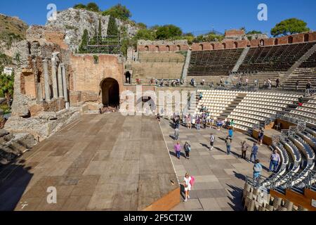 Geographie / Reisen, Italien, griechisches Theater / Theater, Teatro Greco, aus dem 3rd. Jahrhundert n. Chr. mit Aussicht auf, Additional-Rights-Clearance-Info-Not-available Stockfoto