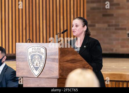 NYPD-Pressekonferenz am 25. März 2021 auf der One Police Plaza in New York über eine neue Initiative zur Bekämpfung antiasiatischer Hassverbrechen durch die Aufnahme von Zivilbeamten. Polizeichef Dermot Shea und Chef der Detektive Rodney Harrison macht diese Ankündigung. Jessica Corey, stellvertretende Inspektorin, spricht während der Pressekonferenz. Außerdem werden Plakate und Flugblätter an Menschen und Unternehmen verteilt, in denen große asiatische amerikanische Bevölkerungen leben, um sie zur Arbeit mit der Polizei zu ermutigen. (Foto von Lev Radin/Pacific Press) Stockfoto