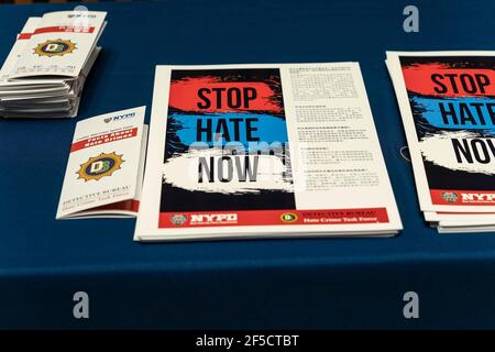 NYPD-Pressekonferenz am 25. März 2021 auf der One Police Plaza in New York über eine neue Initiative zur Bekämpfung antiasiatischer Hassverbrechen durch die Aufnahme von Zivilbeamten. Polizeichef Dermot Shea und Chef der Detektive Rodney Harrison macht diese Ankündigung. Außerdem werden Plakate und Flugblätter an Menschen und Unternehmen verteilt, in denen große asiatische amerikanische Bevölkerungen leben, um sie zur Arbeit mit der Polizei zu ermutigen. Plakate und Flyer auf diesem Foto, die in der ganzen Stadt verteilt werden. (Foto von Lev Radin/Pacific Press) Stockfoto