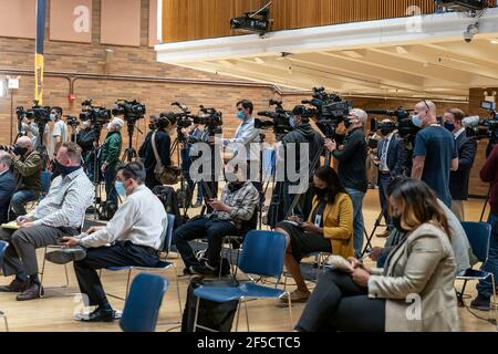 NYPD-Pressekonferenz am 25. März 2021 auf der One Police Plaza in New York über eine neue Initiative zur Bekämpfung antiasiatischer Hassverbrechen durch die Aufnahme von Zivilbeamten. Polizeichef Dermot Shea und Chef der Detektive Rodney Harrison macht diese Ankündigung. Mitglieder der Medien auf diesem Foto während der Pressekonferenz gesehen. Außerdem werden Plakate und Flugblätter an Menschen und Unternehmen verteilt, in denen große asiatische amerikanische Bevölkerungen leben, um sie zur Arbeit mit der Polizei zu ermutigen. (Foto von Lev Radin/Pacific Press) Stockfoto