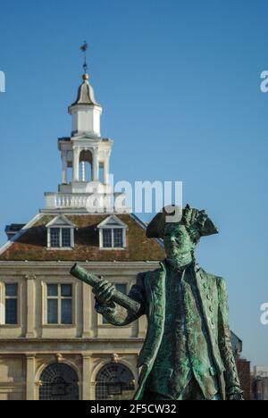 Statue von Captain George Vancouver, Seefahrer und Entdecker, Purfleet Quay, Kings Lynn, Norfolk, Großbritannien; Custom House im Hintergrund Stockfoto