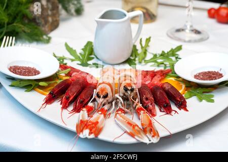 Rohe Scampi und Garnelen mischen sich Stockfoto