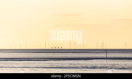 Red Sands Fort und Windturbinen bilden einen Teil von London Array Wind Farm an der Mündung der Themse Mündung bei Daybreak An einem Märzmorgen Stockfoto