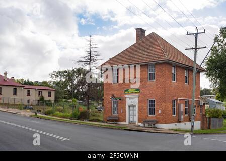 Ein 1923 errichtetes ehemaliges Gebäude der Bank of New South Wales Ist der georgische Revival Stil neben, wo eine andere Seite war In den Buschfeuern von 2020 niedergebrannt Stockfoto