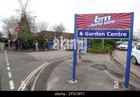 Southampton, Hampshire. 26th. März 2021. Bei der Eröffnung des neuen B&M Home Store und Gartencenters in Southampton stehen die Käufer um den Block herum Schlange. Shopper wurden mit Whirlpools und Gartenmöbeln bebildert, die für Montag, den 29th. März bereit sind, wenn die Bewohner Englands bis zu 6 Personen in ihren Garten dürfen. Credit Stuart Martin/Alamy Live News Stockfoto