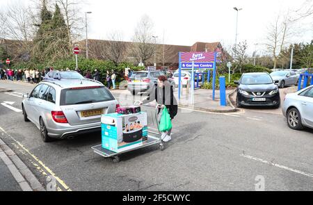 Southampton, Hampshire. 26th. März 2021. Bei der Eröffnung des neuen B&M Home Store und Gartencenters in Southampton stehen die Käufer um den Block herum Schlange. Shopper wurden mit Whirlpools und Gartenmöbeln bebildert, die für Montag, den 29th. März bereit sind, wenn die Bewohner Englands bis zu 6 Personen in ihren Garten dürfen. Credit Stuart Martin/Alamy Live News Stockfoto