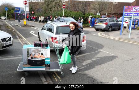 Southampton, Hampshire. 26th. März 2021. Bei der Eröffnung des neuen B&M Home Store und Gartencenters in Southampton stehen die Käufer um den Block herum Schlange. Shopper wurden mit Whirlpools und Gartenmöbeln bebildert, die für Montag, den 29th. März bereit sind, wenn die Bewohner Englands bis zu 6 Personen in ihren Garten dürfen. Credit Stuart Martin/Alamy Live News Stockfoto