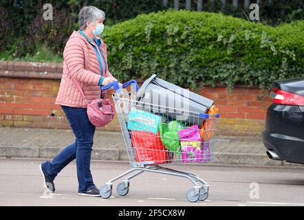 Southampton, Hampshire. 26th. März 2021. Bei der Eröffnung des neuen B&M Home Store und Gartencenters in Southampton stehen die Käufer um den Block herum Schlange. Shopper wurden mit Whirlpools und Gartenmöbeln bebildert, die für Montag, den 29th. März bereit sind, wenn die Bewohner Englands bis zu 6 Personen in ihren Garten dürfen. Credit Stuart Martin/Alamy Live News Stockfoto