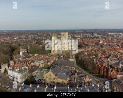 York, Yorkshire, England. York City Centre mit York Minster und Straßen vom River Ouse. Die mittelalterliche historische CI aus der Vogelperspektive Stockfoto