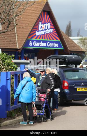 Southampton, Hampshire. 26th. März 2021. Bei der Eröffnung des neuen B&M Home Store und Gartencenters in Southampton stehen die Käufer um den Block herum Schlange. Shopper wurden mit Whirlpools und Gartenmöbeln bebildert, die für Montag, den 29th. März bereit sind, wenn die Bewohner Englands bis zu 6 Personen in ihren Garten dürfen. Credit Stuart Martin/Alamy Live News Stockfoto