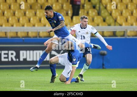 Michael Smith aus Nordirland und Giorgio Chiellini, Emerson of Italy während der FIFA World Cup 2022, Qualifikationsspiel der Gruppe C zwischen Italien und Nordirland am 25. März 2021 im Ennio Tardini Stadion in Parma, Italien - Foto Laurent Lairys / DPPI / LiveMedia Stockfoto