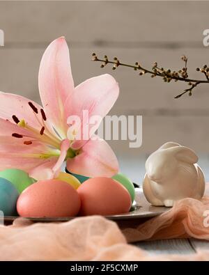 Frohe ostern gefärbte Eier mit Blume und Zweig Stockfoto