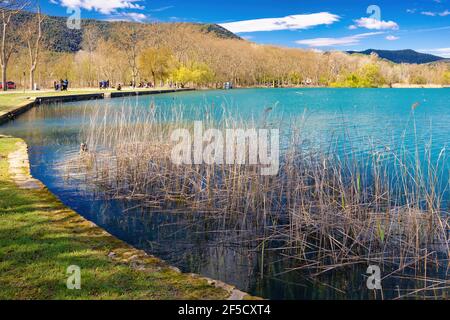 Panoramablick auf den Banyoles See an einem klaren Frühlingstag. Banyoles, Katalonien, Spanien Stockfoto