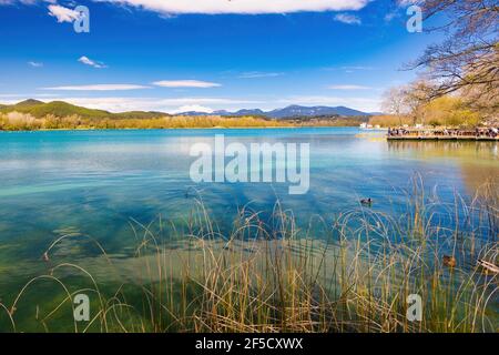 Panoramablick auf den See Banyoles mit einem der alten Bootshäuser, vor kurzem als Bar Terrasse restauriert. Banyoles, Katalonien, Spanien Stockfoto