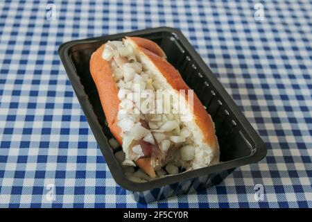 Roher Hering mit Zwiebeln in einem weißen Brötchen Stockfoto