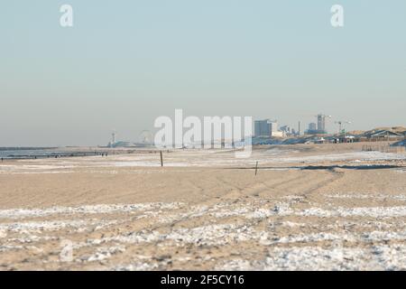 Kijkduin, Den Haag, Niederlande - Februar 13 2021: Kaltes Winterwetter trifft Europa und lässt Schnee an niederländischen Stränden Stockfoto