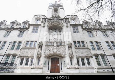 Der Oberste Gerichtshof des Vereinigten Königreichs auf dem Parliament Square im Zentrum von London. Asda-Bosse haben einen Kampf des Obersten Gerichtshofs mit Ladenarbeitern verloren, die gleiche Gehälter geltend gemacht haben, nachdem sie sich beschwert haben, dass Mitarbeiter, die in Verteilungslagern unfair arbeiten, mehr Geld bekommen haben. Bilddatum: Freitag, 26. März 2021. Stockfoto