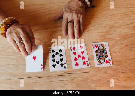 Ratekarten lesen, Oma Magie, Wahrsagen, Frauen Hände, Schicksal Vorhersage Stockfoto