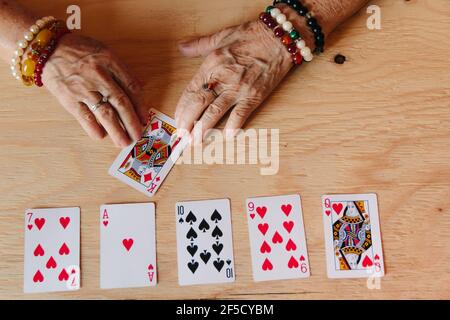 Ratekarten lesen, Oma Magie, Wahrsagen, Frauen Hände, Schicksal Vorhersage Stockfoto